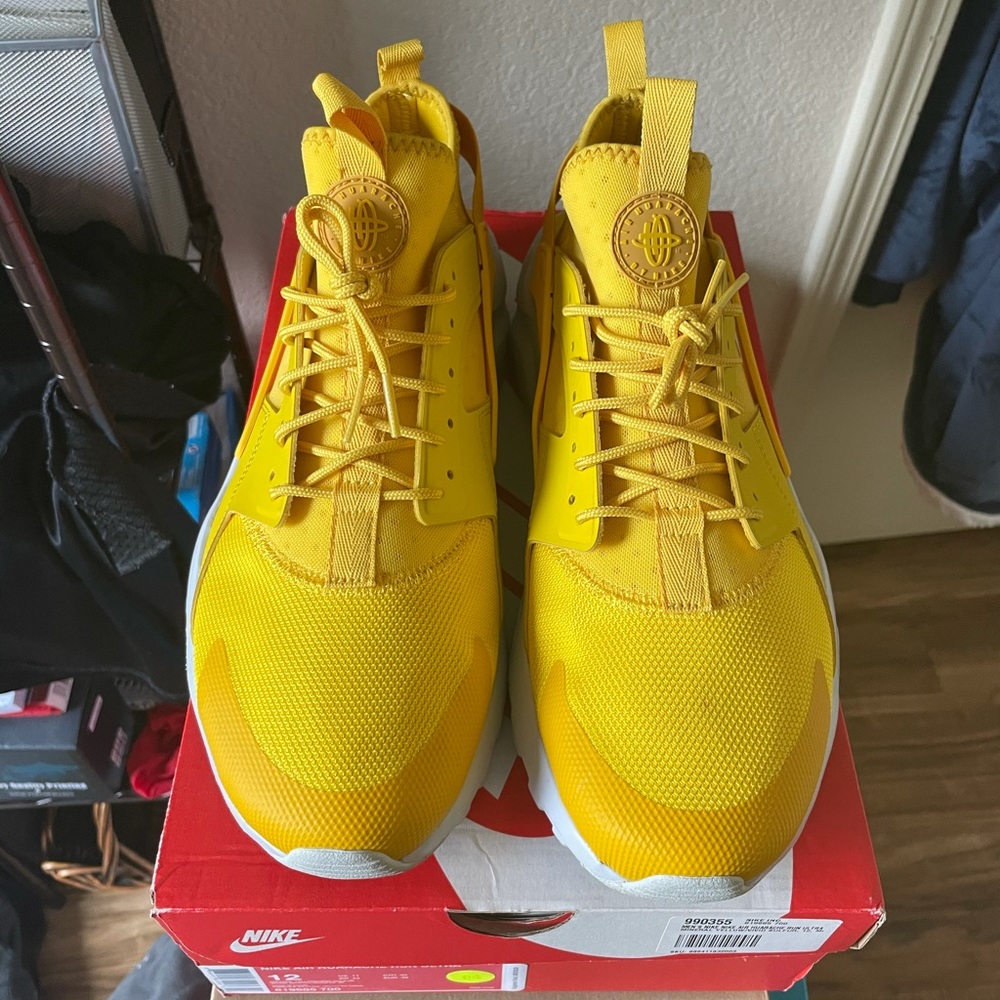 SOLD Nike air huarache yellow gold white athletic